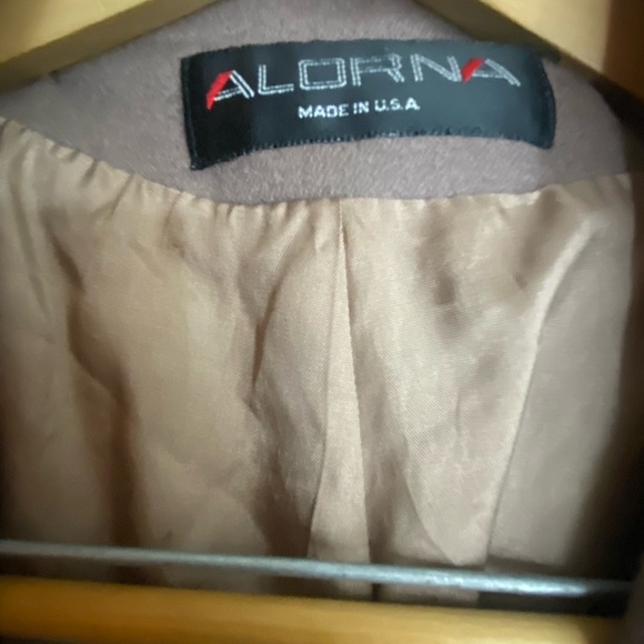 100% wool coat light brown with belt cut at the back - Picture 2 of 9